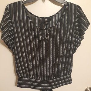 IZ Buyer Black & White  Tied Blouse Large